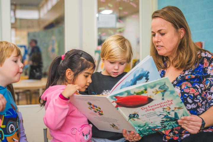 Kinderen en leraar lezen